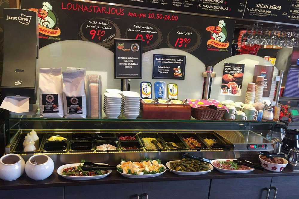 Lounaspöytä ja salaattibaari